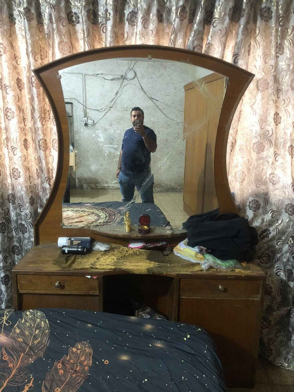 السلام عليكم غرفة اخشاب صاج باب الكنتور مكسور وموجود السعر 150 اتصال على الرقم ***********

