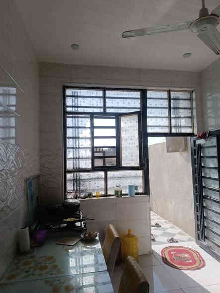 بيت اللبيع غرفتين غرفه فوك وغرفه جوا 150 متر المضيف 7م+4 المطبخ 3+3م الغرف 5+4م ثنيناتهن كامل مكمل بس تحط غراضك وتكعد السطح بس كير البيت كله ملطوط خارج وداخل لسطح #تصال***********
