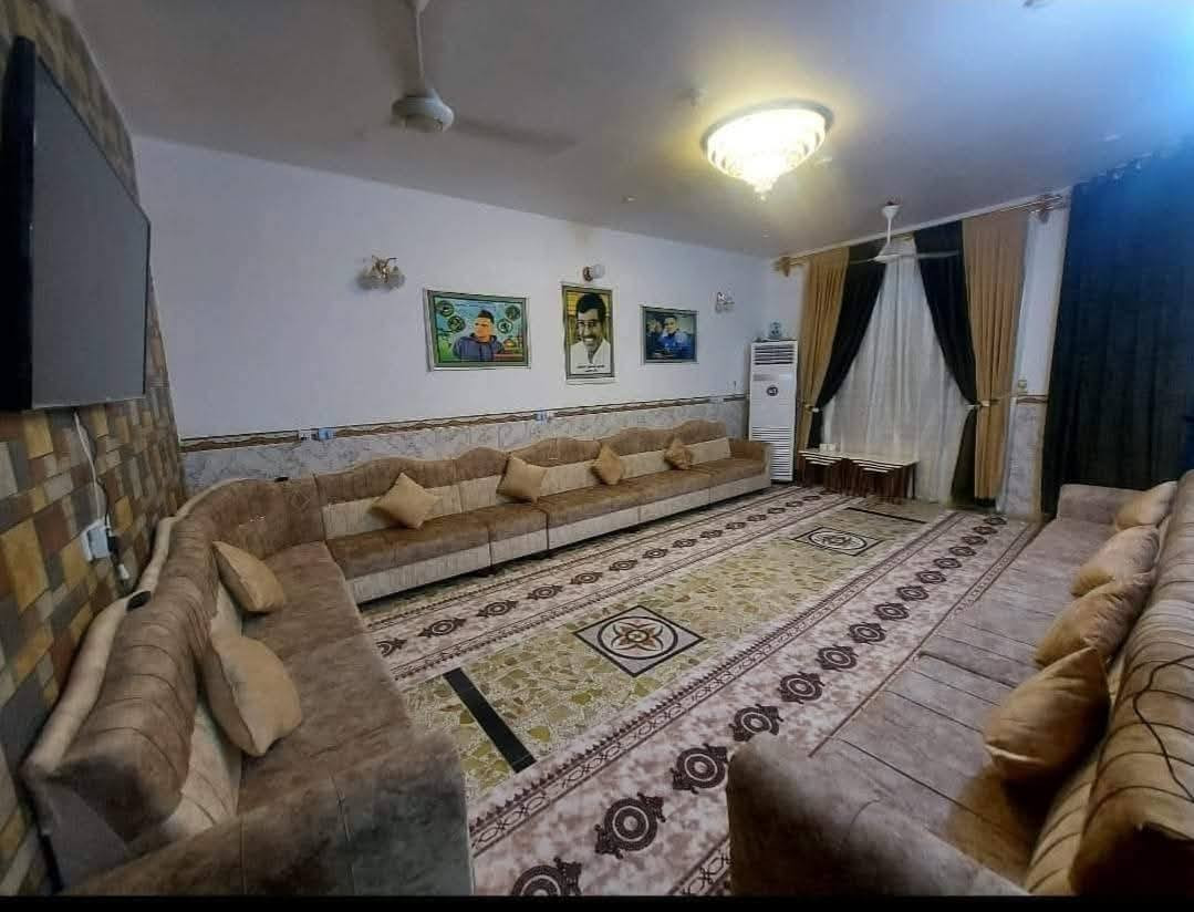 دار للبيع مساحة 150متر (ملك صرف)
الطابق الاول يحتوي على (استقبال +مطبخ حار+مطبخ بارد  +صالة +غرفةنوم +صحيات 2 خارجية وداخلية) 

الطابق الثاني( يحتوي على 3غرف + صحيات+صالة) 

الموقع 🌐  بغداد جسر ديالى القديم/ شارع المخازن/  قرب مدرسة النفس الزكية 

للتواصل فقط على الرقم  ***********
