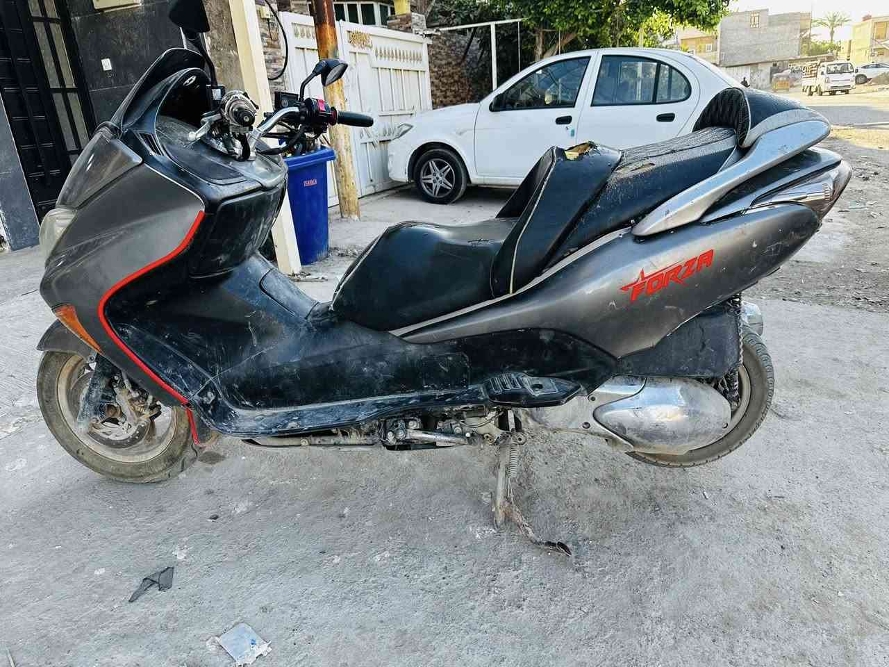 ‏دراجة فورزا08 للبيع دراجة نظيفة وحلوة ومرتبه مثل ما تشوفون المحرك كفالة عامة من الخربطة من التبخير المحرك نظيف دراجة نظيفة مثل ما تشوفون كهربائيات كلها كاملة بالدراجة بسعر مناسب 550 وبيها مجال رقم رقم الهاتف *********** 
‏رقم الهاتف  771 304 4988
