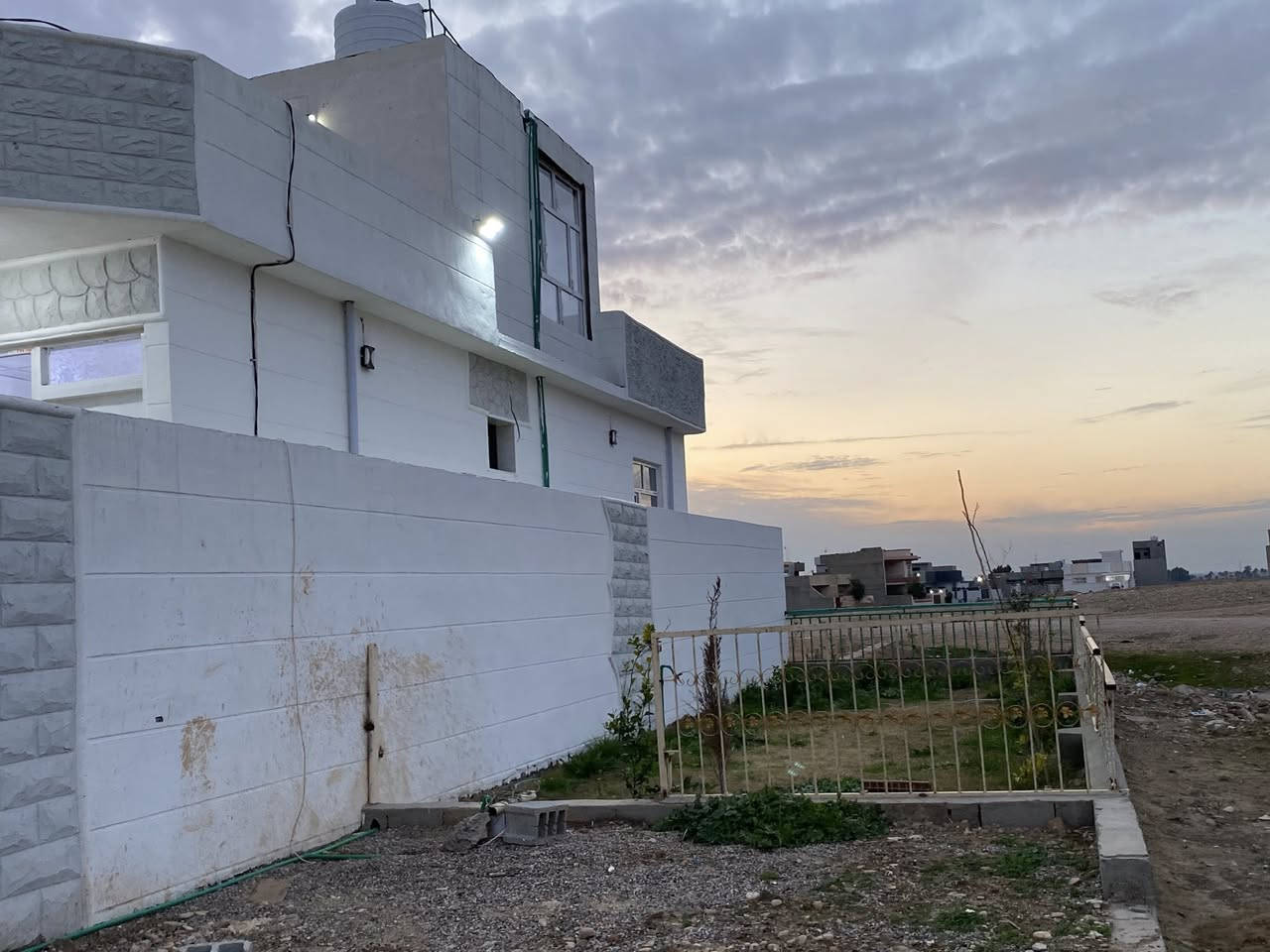 بيت سكن 200 متر (طابو صرف) ركن  مع حديقة و 🛑بير ماء🛑  و 🛑واجهه مفتوحة🛑 يتكون من غرفتين و هول كبير و استقبال مطبخ و حمامات داخلي و خارجي  (فول سيراميك )

العنوان ملك شاه 

السعر    60 مليون و يتوفر الدفع بالاقساط

***********
