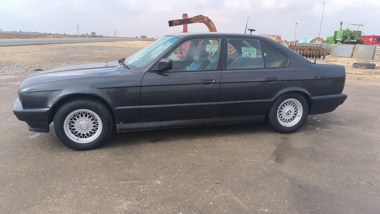 السلام عليكم
بي ام موديل 91 
كير ومحرك شرط فول مواصفات كشنات جلد  طخم تاير جديد قطرة صبغ ما بيها .فحم مال كزوز وضع شركه 
سيارة وضع شركه و بأسمي ***********
