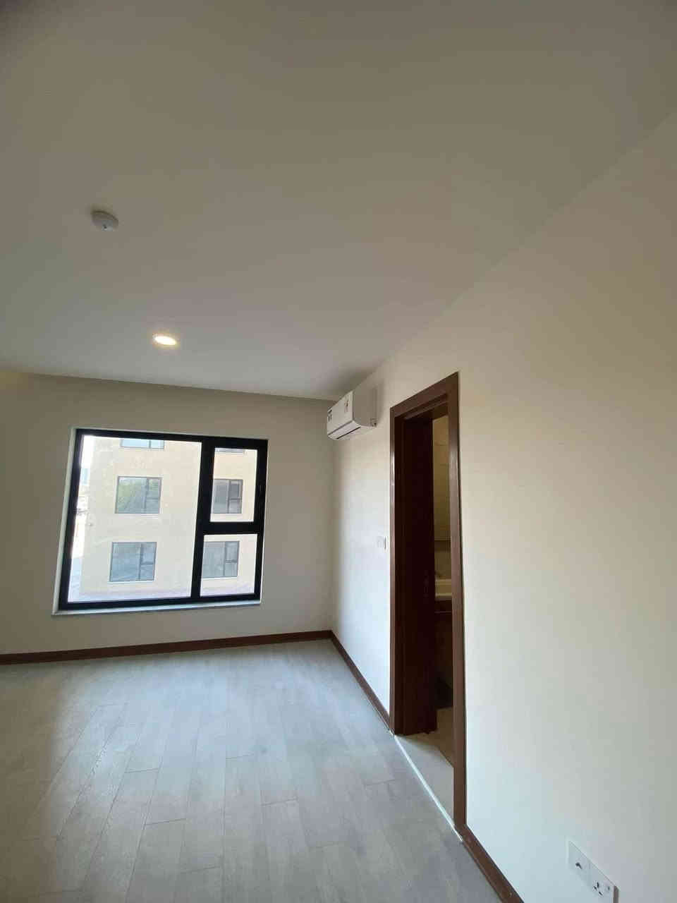 المساحة 200 متر تحتوي على 

3 غرف نوم واحدة منها ماستر

صالة وصحيات وهول ومطبخ 

الاطلالة خارجية على شارعين 

هدايا مع الشقة

5 سبالت تدفئة وتبريد 

غسالة صحون 

غسالة ملابس 

كونتر مطبخ مفصل كامل 

سخان ماء 

انارة كاملة

كهرباء 24 ساعة 

خدمات تنظيف ومتابعة كاملة على مدار الساعة 

للاستفسار الاتصال على الرقم التالي 

***********

⭕️غير متواجدين على الفيس اتصل او راسل واتساب
