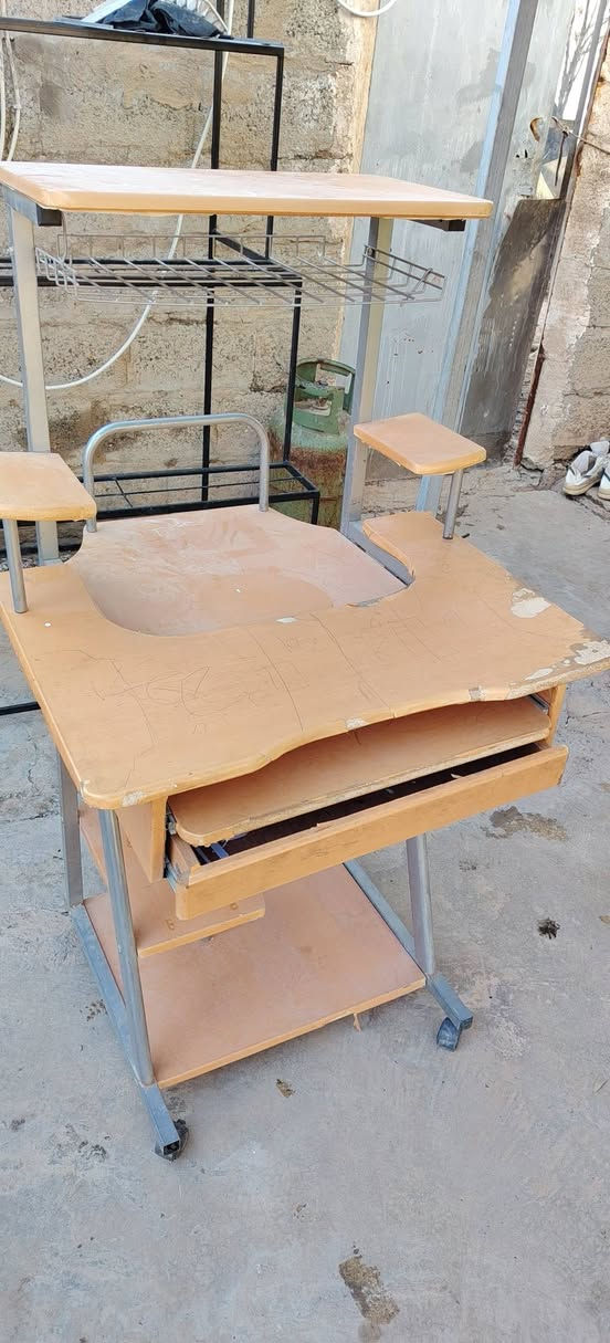 شاشات عدد٢ شغالات للبيع مع ميز حاسبة ***********
