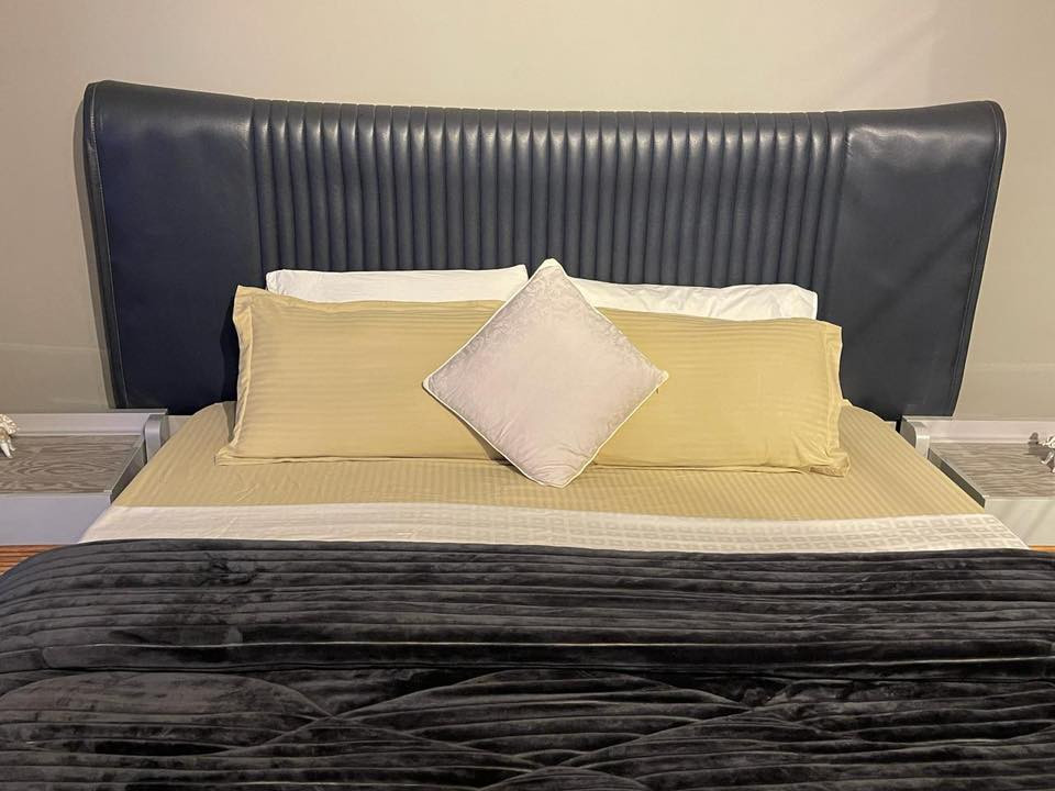 للبيع الثلاجه ب400 استعمال قليل جدا 20قدم والغرفة تركي درجه اولى سعرهه مليون ونص مكاني شارع حيفا الاستفسار على الرقم ***********
