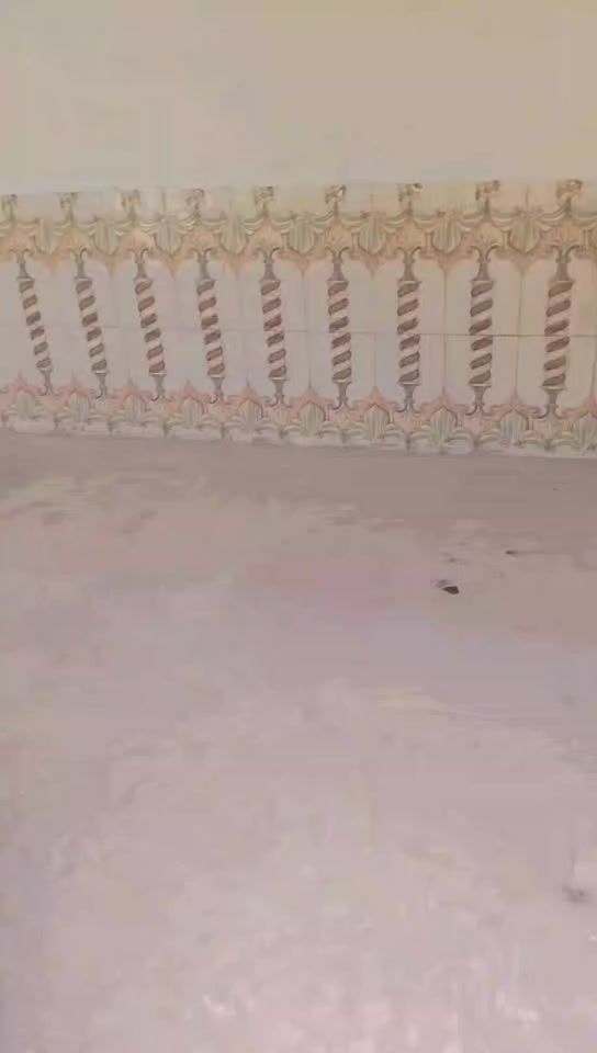 سلام عليكم بيت للبيع بحي طارق الوصط قرب السيطره مال الوسط البيت حالين فارغ مي مجاري  تبليط كهرباء كله متوفر السعر 26 وبي مجال المساحه 100/ النزال 20/الوجه /5 البيت بنيان جديد رقمي *********** متواجد خاص واتساب
