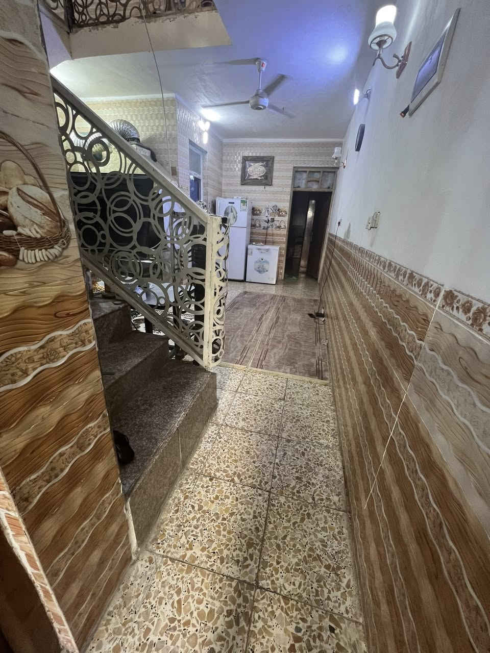 بيت طابقين للبيع مساحة 100 متر نزال 20 واجهة 5 يحتوي على ثلاثة غرف و استقبال
نوع العقار / زراعي سند 25 
العنوان / الرئاسة العبيدي- بعد شارع افران البتول قرب اسواق النخيل خدمات كامله تبليط /مجاري/ مستوصف /سوك / مسافه مشي عشر دقائق 

السعر  98 مجال. 

للاستفسار واتساب ***********
