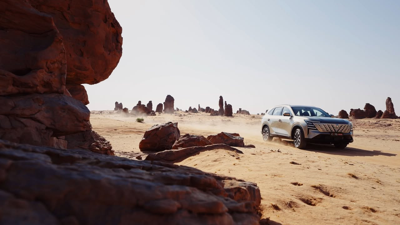 # شانجان الى اين # مقالة بقلم [Saad Atya](https://www.facebook.com/saad.atya.50?__cft__[0]=AZa5CXnLBJsj2YvluKe_GxZpeRoAV4uWV_R9sT0GdiH-V23vpce3H-q_vrUYALSJYnWYgio08BEsliH6QIyR5bvP8NeZ1EC3DPipNFEWqTJvZHjJEr7023R4xSNs-QZKLQg&__tn__=-]K-R) # جديد شركة شانجان 

كما عودتنا شركة شانجان دائما بتحديث موديلات سياراتها السابقة من حيث المواصفات  والانظمة والفخامة  تطل علينا اليوم شانجان بسيارتها الجديدة كليا شانجان CS75 plus royal 4/4 الدفع الرباعي الجديدة كليا 

تُعد شانجان CS75 بلس (الجيل الرابع  2026 ) من فئة سيارات الـSUV المدمجة، وتُمثّل الجيل الأحدث من السلسلة التي بدأت عام  2026  التي  تم الكشف عنها رسميًا  تحت الاسم الكودي C928، وأُطلقت في السوق العراقي  من نفس العام. جاءت السيارة بتصميم جديد كليًا وهيكل محسّن، وتعتمد على محرك 2.0 لتر تيربو مع ناقل حركة أوتوماتيكي من 8 سرعات. يبلغ طولها 4,770 ملم وقاعدة عجلاتها 2,800 ملم، وتتبنى فلسفة تصميم أكثر تطورًا تجمع بين الأناقة والصلابة، مع تحسينات في الأداء والتقنيات الداخلية لتواكب المنافسة في فئة الـSUV العائلية الحديثة. 

 بطول 4770 ملم   وعرض  1910  ملم  وارتفاع  1705  ملم   الخلوص الارضي ١٩٠ ملم  بقدرة حصانية 245 HP  مع عزم دوران 400  NM مع ناقل حركةض سرعات تبترونك من شركة ايسن اليابانية  ودفع رباعي للعجلات  ونظام توجيه كهربائي وخزان وقود 58  لتر  واقتصاد الوقود 9 .15  للتر الواحد اما التسارع من صفر الى 100  كيلو خلال 8  ثواني  والسرعة القصوى 215  كيلو متر مع نظام تعليق الامامي ماكفرسون مستقل اما نظام التعليق الخلفي متعدد الوصلات  تأتي بمصابيح امامية خلفية LED  اما مقاس الويل كب والاطارات  20  بوصة  مع صندوق امتعة كهربائي  ومساحة تخزين تصل الى 725  لتر و 1620  عند طي المقاعد الخلفية  وتأتي بشاشة عدادات وسطية قياس 6 .14  بوصة مع شاشة عدادات رقمية قياس 25 .10  بوصة مع اضائة محيطية 64  لون  مع مقاعد عدد 5  ركاب مكسوى بالجلد الفاخر من اجود انواع الجلود مع تحكمات كهربائية للمقاعد الامامية  اما مقعد المجاور للسائق فيأتي بتحكمات عدد 14  تحكم المقعد زيرو كرافتي مع مساج عدد 6  حركات متنوعة 

وايضا يوجد ثلاجه اسفل مسند اليد ومنفذ 12  فولت  مع شاحن لاسلكي وفتحة سقف بانورامية اما سستم الصوت من شركة بايونير يأتي 14  سماعه اما المقود من الجلد الفاخر مع تحكمات مقود متعدد الوظائف  مثبت سرعة متكيف رادار ACC  ،ومساعد صعود المرتفعات ومساعد نزول المنحدرات  مع كاميرات محيطية 360  درجه ونظام خرائط  مع نظام مراقبة الاطارات TPMS   وبصمة دخول ذكي وبصمة تشغيل  وبريك الكتروني EPB  وتشغيل عن بعد للسيارة   مع اصطفاف تلقائي للسيارة نظام الاوتو بارك  APA  مع توقف مؤقت اوتو هولد  مع اضائة امامية متكيفة  اما ربط الشاشة يتوفر ابل كار بلي واندرويد اوتو  مع وسائد هوائية عدد 6  وحساسات امامية خلفية عدد 12  مع نظام الثبات الالكتروني AEB  مع مانع انغلاق الاطارات ABS  و مانع الانزلاق TCS  وتحذير الاصطدام الامامي  FCW  ونظام تحذير مغادرة المسار LDWS  ونظام البقاء فى المسار  LKAS 

وتوزيع قوة الفرامل الكهربائية  EBD    اما مقاس الاطارات  20 / 50 / 235   اما وضعيات القيادة عدد 6   و أوامر صوتيه  وكاميرا محيطية 540  درجه مع منافذ USB  خلفية عدد 2 

ابرز ما يميز السيارة  شاشة على طول الداشبورت الامامي ترفيهية بطول 12 .1  متر  

وصلت رسميًا لدى وكيلها  الحصري فى العراق مجموعة شركات البخيت    متوفرة للبيع نقدا واقساط داخلية او اقساط على المصارف مع ضمان  10  سنوات او مليون كيلو متر  لمزيدا من المعلومات الاتصال على 6881


**إذا كنت صاحب هذا الإعلان وتريد حذفه لأي سبب، رجاءا أرسل رسالة إلى الدعم الفني**