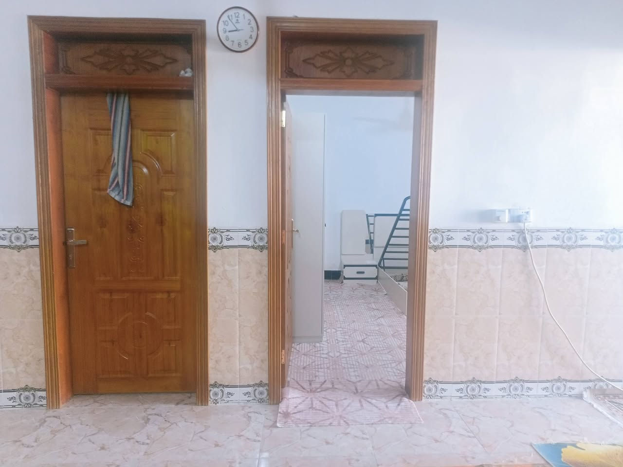 بيت للبيع مساحته 200م ركن خدمات تبليط مجاري اناره مدارس زراعي قرار محكمه غرفيتن صاله مطبغ مجموعه صحيات براني السعر 38 قابل للتفاوض الجربوعيه الأولى الاستفسار *********** مكتب عقارات الصالح الجربوعيه الأولى قرب مدرسه القحطانيه السايدين
