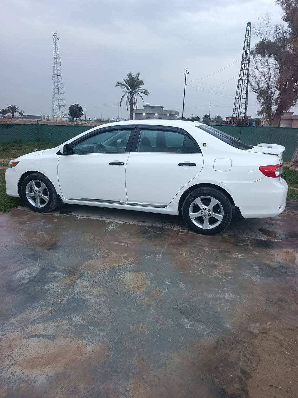 للبيع كورولا موديل 2013 السعر 127و بيه مجال ***********
