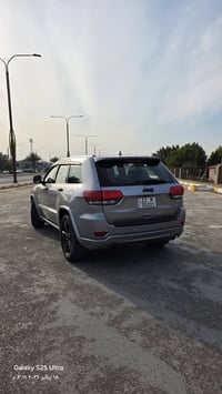 🚙 جيب جراند شيروكي 2015 – V6 اللون: سيلفر 🔧 المحرك والأداء: محرك 3.6 ل...