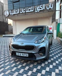 اخوتي كيا سبورتج وارد امريكي كلين شي بسيط باب الجنطه ماشيه ٣١ الف بدون...