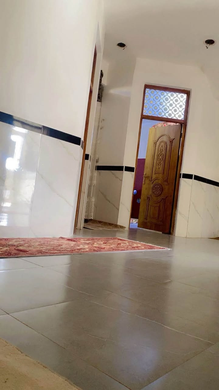 بسبب الوعود الكاذبه اعيد واكرر
� بيت للبيع – فرصة مميزة 🏡

📍 الموقع: المدثرة الأولى، بصفحة المشتل،حي المشتل  قريب على المشتل وقريب من الشارع العام.

📐 المساحة: 200 متر

✅ المواصفات:

بناء طابوك درجة أولى

البتلو رباط صب

غرفتين، مساحة كل غرفة 5×4 متر

صالة 8×4 متر

مطبخ 6×4.25 متر

استقبال 7×4 متر

صحيات داخلية وخارجية

طرمة كبيرة

السقف رباط وحصيرة منفذ بشغل درجة أولى

🏠 عمر البناء 8 أشهر فقط، والبيت مسكون من قبل المالك.

💰 السعر  بالاخاص او  للأستفسار ع رقم الهاتف ***********
