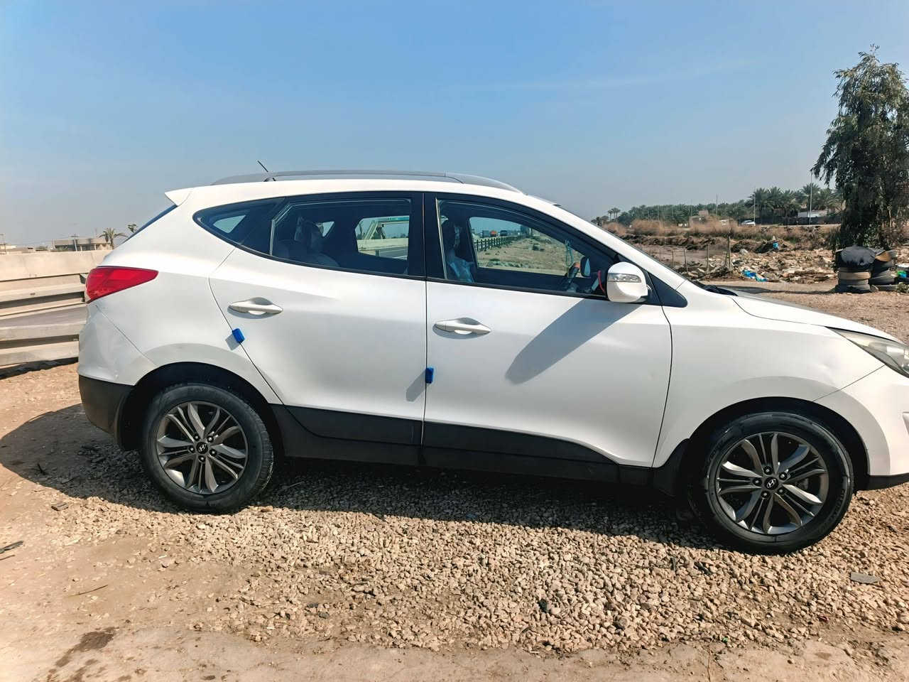 البيع البيع . هيونداي توسان خليجي
1.موديل :2016 شكل15
2.محرك:2000دوش
3.ماشيه:123الف حقيقي
4.كير ومحرك على وضع الشركه
5.رقم:بغداد الانكليزي بسمي
6.السياره:كفاله عامه من صبغ وتبديل . ملاحظة بسيطه السياره بيه بعض الكارتات 
7.موصفات :شاشه كامره اشاير بلمري هند بريك رجل دك جرس من تعبر 120 موصفات التوسان المعروفه 
8.السعر: 167 وبيه مجال الطيبين
9.العنوان:بابل حله ناحية النيل
10.رقم الهاتف :***********
