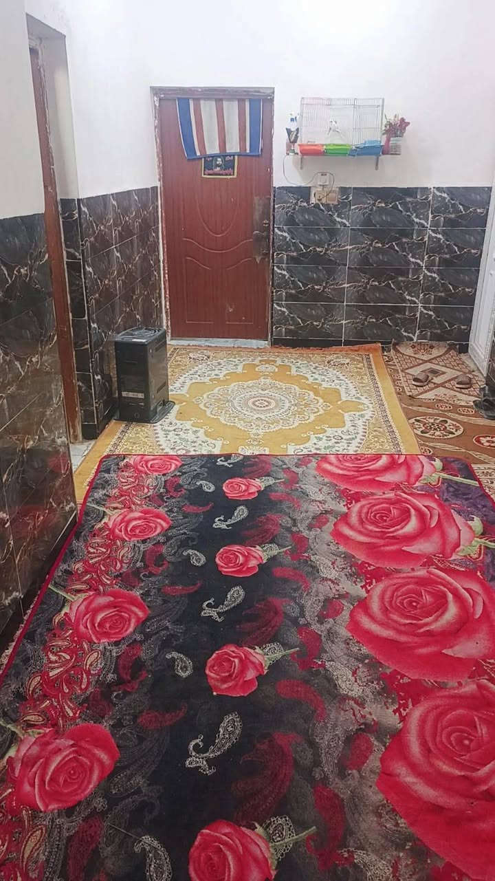 السلام عليكم بيت للبيع  مساحه 100متر مربع غرفتين نوم استقبال وصاله وصحيات ومنور بيت نضيف عنوان الحسينيه الراشديه السكلات شارع العشره الاف شارع مكصوص كاعد شتغلون بي وراح تتبلط الاستفسار اتصل ***********
