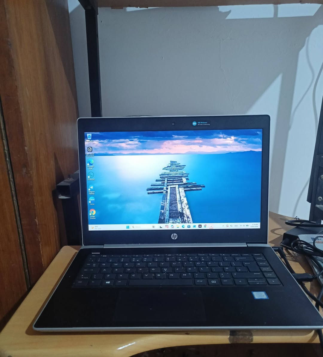 السلام عليكم، للبيع لابتوب HP ProBook 440 G5 يتميز بأدائه السريع وتصميمه الأنيق والمتين، اللابتوب مميز جداً للدراسة، العمل، والتصفح، ويعمل بنظام Windows 11 الحديث بسلاسة تامة.
​المواصفات التقنية للجهاز (حسب أداة DirectX في الصورة 1000140359.jpg):
​الماركة والموديل: HP ProBook 440 G5
​المعالج (Processor): Intel® Core™ i5-8250U CPU @ 1.60GHz (8 CPUs), ~1.8GHz (الجيل الثامن - قوي واقتصادي في استهلاك الطاقة)
​الذاكرة العشوائية (RAM): 8192MB (8 GB RAM)
​نظام التشغيل: Windows 11 Pro 64-bit (أحدث نسخة مفعّلة ومستقرة)
​نسخة الـ DirectX: DirectX 12
​حالة الجهاز:
​الجهاز بحالة ممتازة ونظيف جداً (جاهز للاستخدام الفوري).
​الشاشة والأزرار وكل المنافذ تعمل بكفاءة 100%.


**إذا كنت صاحب هذا الإعلان وتريد حذفه لأي سبب، رجاءا أرسل رسالة إلى الدعم الفني**