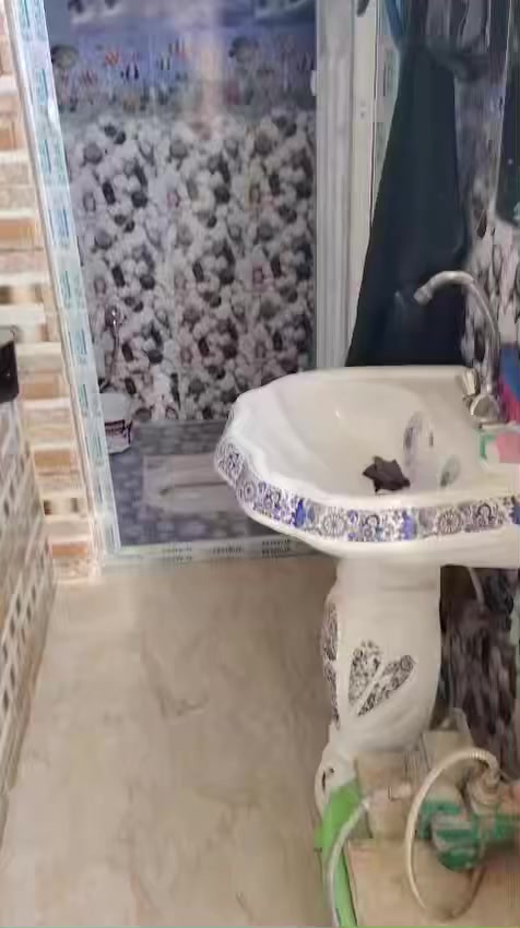 السلام عليكم دار للبيع المساحة 50 متر 5 ✖️ 10
ركن طابقين وبيتونة 
طابو زراعي سند 25 كاع بيت غلام خلف السدة الاولى 
للاستفسار يرجى المراسلة واتساب او الاتصال ***********
