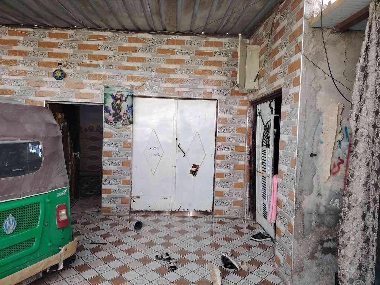 دار للبيع مساحه ٢٠٠ متر طابو زراعي خدمات كامله تبليط الشارع المنطقه الهاشميه خلف منطقه الساده الشرفه البيت نظيف جدا سيراميك ارضيه وجدران يتكون من*6)  وحوش غرفتين (4*5) واستقبال (7*6)  وحوش وصحيات خارجيه مع وجود ترك خلف البيت ويوجد فيه مخزن او محل في مقدمه البيت البيت عكاده للاستفسار ***********
***********
