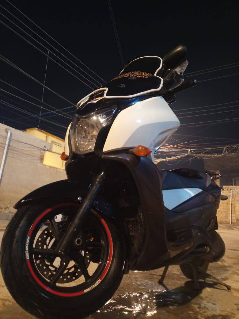 السلام عليكم
دراجه فاز. رمبه. صارلها. 25 يوم. 

S7

بيها 3 انضمه قياده. 

رقم بغداد 

الشراي يخابرني. ***********
