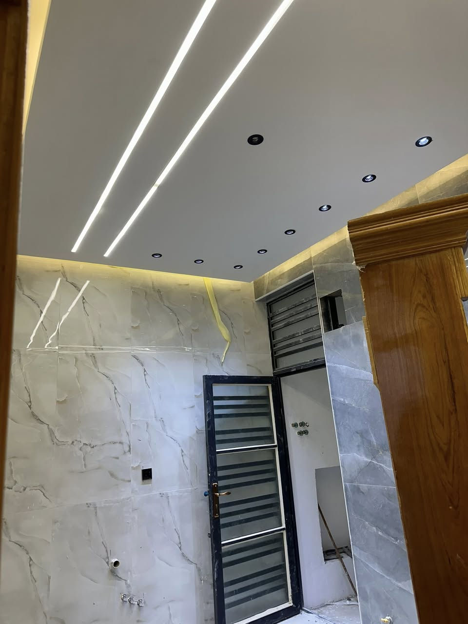 بيت 100 متر طابق واجد بناء جديد شغل جناي درجه اولى مطلوب لمصرف الاسكان يباع على شكل تطلوعه اي استفسار اتصل ***********
