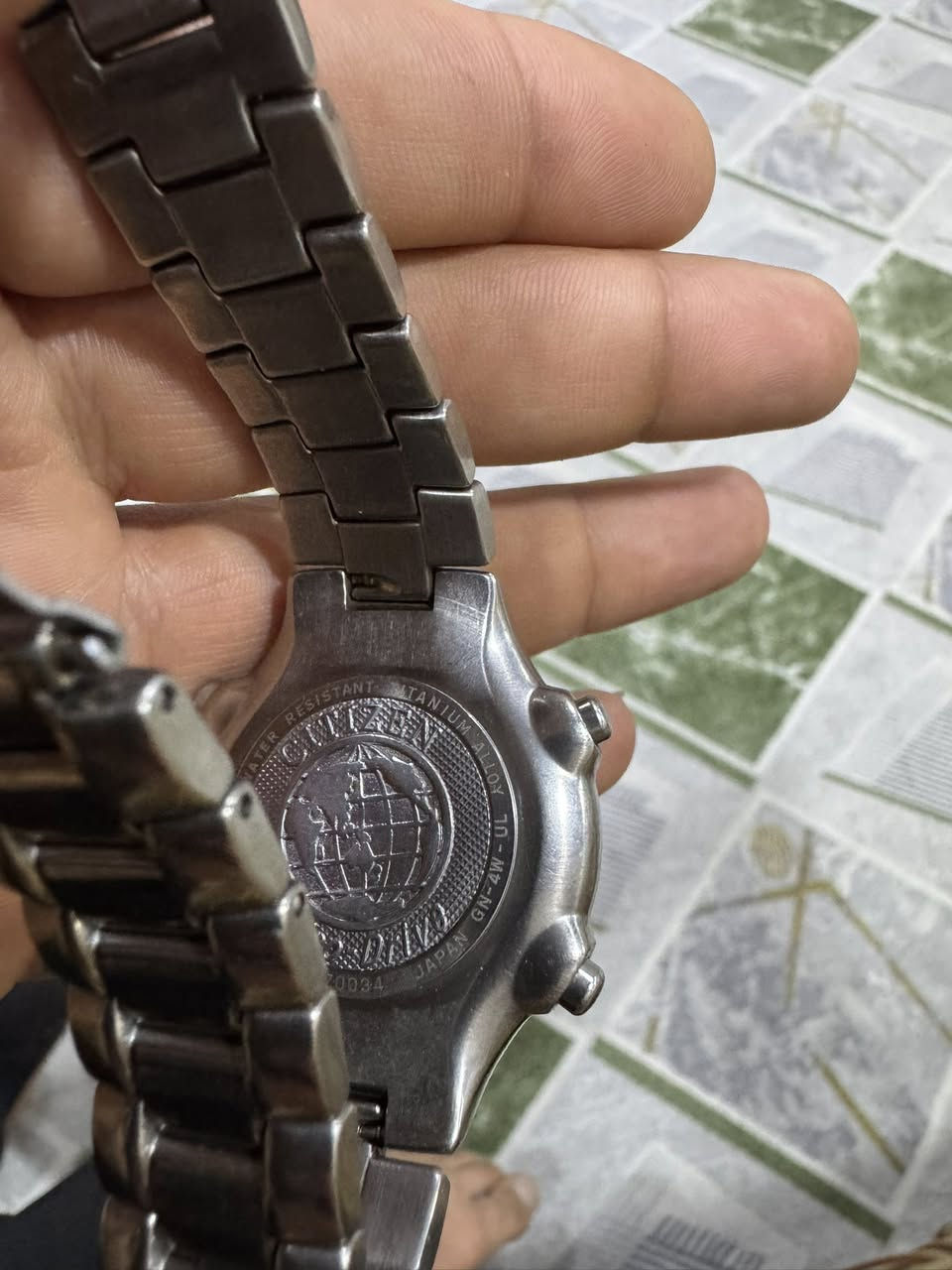 ساعه ستزن ( Citizen )Attesa Chronograph  التيتانيوم 
* الميزات: تتميز بوظيفة الكرونوغراف (ساعة إيقاف) ومقاومة للماء حتى 10 بار. 
* التقنية: قد تعمل بتقنية Eco-Drive التي تشحن البطارية من أي مصدر ضوئي. 
مكاني بغداد مدينه صدر 
***********
السعر 70 الف
