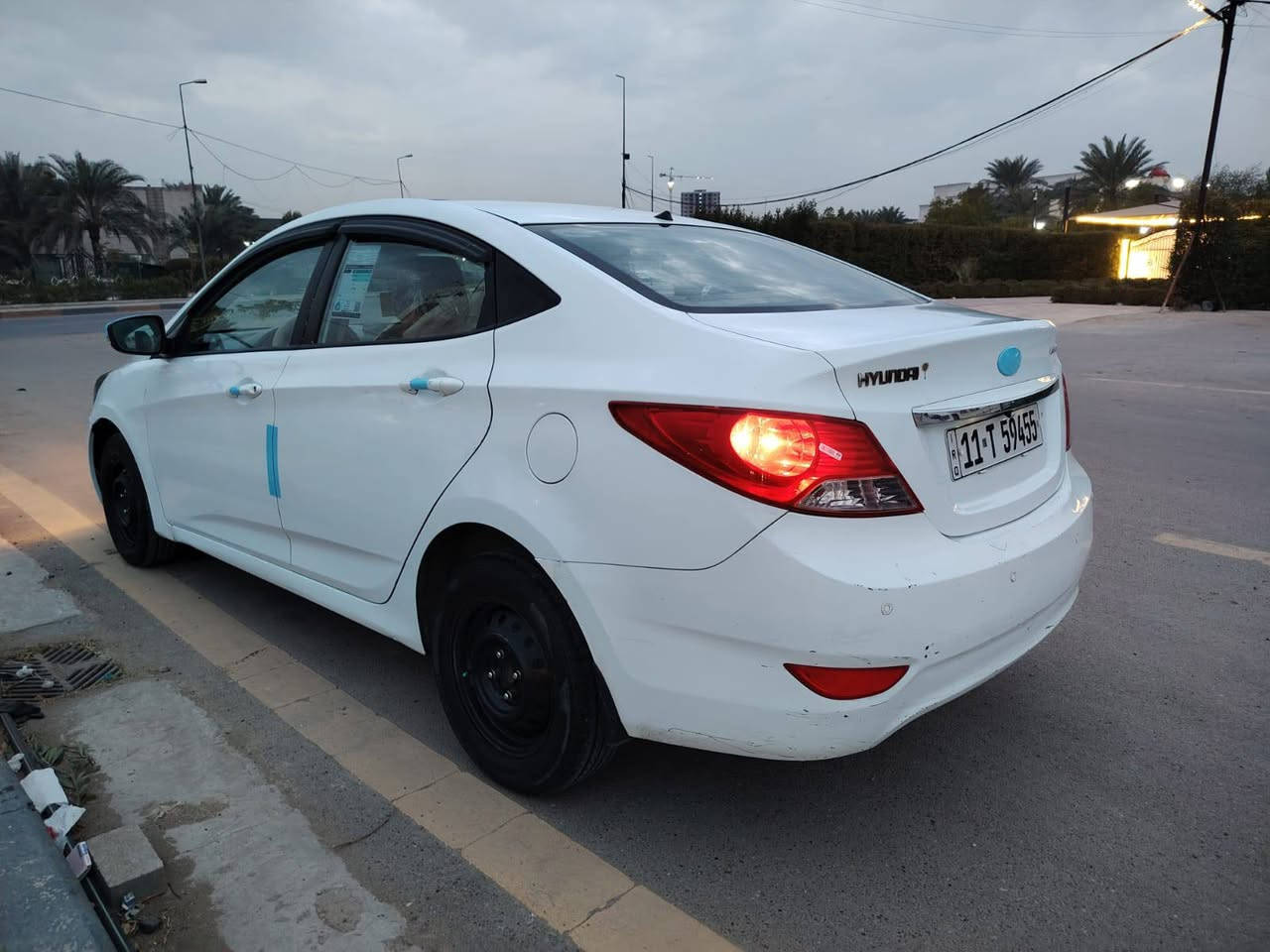 السلام عليكم اكسنت موديل ٢٠١٢ خليجي ١٦٠٠ دبل قطرة فول مواصفات عدا البصمة رقم بغداد انكليزي بأسمي داخلة هزه جديدة مكفولة مكينة كير تخم تاير صدر امامي خلفي كهربائيات غرفة جديدة بيهة ضربة جاملغ عكس السائق بدون داخل + اربع قطع صبغ مكاني بغداد - كويريش قرب علوة الرشيد السعر ٨٨  للاتصال ***********
