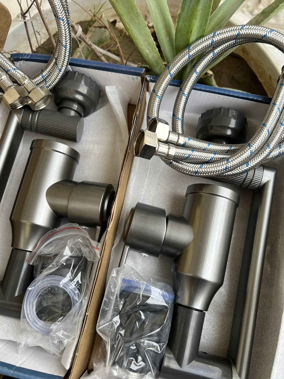 خلاط عدد 2 متحرك وزن ثقيل جداً
كامل غراضهن يرهم سنك مغسله اول تم ثنيهم ب 25مع توصيل
