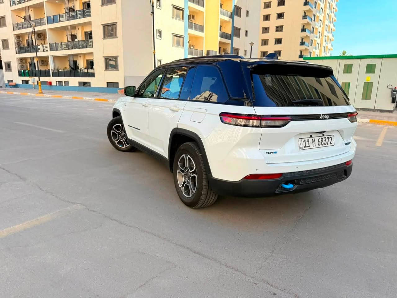 🚙 للبيع | Jeep Grand Cherokee 4xe Limited Plug-in Hybrid موديل 2022🚙
السعر 290 ورقة 
فرصة مميزة لاقتناء واحدة من أفخم وأقوى سيارات الـSUV الهجينة.

✅ الموديل: 2022
✅ الفئة: 4xe Limited (Plug-in Hybrid)
✅ اللون: ابيض تو كلر 
✅ التسجيل: بغداد
✅ الموقع: بغداد
✅ الملكية: السيارة باسمي شخصياً
✅ الحالة: السيارة بدون حادث ولا ضربة بجم كبس ضهر كبس صفاح كلش جدد داخل جديد بمعنى الكلمة والسيارة بحالة ممتازة. ملاحضة السيارة داخلة للعراق كلين طلعت بامريكا مفتوحة البراغي   فقط فتح بدون تبديل 

السعر 290 ورقة 

أبرز المواصفات:

🔹 محرك 2.0 لتر تيربو مع نظام Plug-in Hybrid بقوة إجمالية 375 حصان.
🔹 ناقل حركة أوتوماتيكي 8 سرعات.
🔹 نظام دفع رباعي Quadra-Trac II.
🔹 إمكانية القيادة الكهربائية لتوفير الوقود.
🔹 شاشة لمس 10.1 بوصة تدعم Apple CarPlay وAndroid Auto لاسلكياً.
🔹 شاشة عدادات رقمية.
🔹 مقاعد جلد كهربائية مع تدفئة مع تبريد للمقاعد الأمامية.
🔹 مقود مدفأ متعدد الوظائف.
🔹 تشغيل بصمة (Keyless Entry & Push Start).
🔹 كاميرا خلفية مع كامرة امامية  حساسات خلفية.
🔹 مثبت سرعة ذكي مع أنظمة أمان متقدمة.
🔹 نظام المحافظة على المسار، والتحذير من الاصطدام، ومراقبة النقطة العمياء.
🔹 مكيف أوتوماتيكي ثنائي المناطق.
🔹 مصابيح LED أمامية وخلفية.
🔹 جنوط ألمنيوم قياس 20 إنش.
✅السيارة ثلث شاشات امام الراكب والوسط وامام السائق 
✅ جكات ترفع وتنزل سسبنشن امامي وخلفي 
كير محرك كفالة ممدود عليها صبانة 
🚗 سيارة تجمع بين الفخامة، الأداء القوي، والاقتصاد في استهلاك الوقود، ومناسبة للاستخدام اليومي والسفر.

📍 الموقع: بغداد المنصور 

📞 للاستفسار والتواصل *********** 
***********
