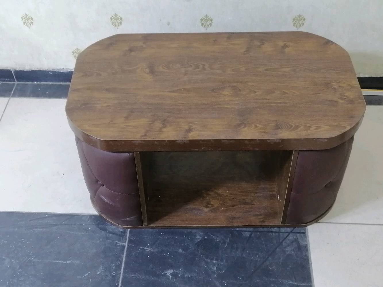 مجموعة أثاث مكتبي فخمة تتضمن مكتب مصنوع من الخشب ذو تصميم أنيق ومبطن بجوانب جلدية، بالإضافة إلى خزائن جانبية لتخزين الوثائق. كما تحتوي المجموعة على طاولة جانبية باللون البني الغامق والجلد البني مع تفاصيل عصرية. مثالية للمكاتب الحديثة وتضفي لمسة من الأناقة والراحة للبيئة العملية. تحتوي المجموعة أيضًا على كراسي مريحة مع تنجيد فاخر باللونين الأخضر والبيج للحصول على راحة واسترخاء أثناء العمل.