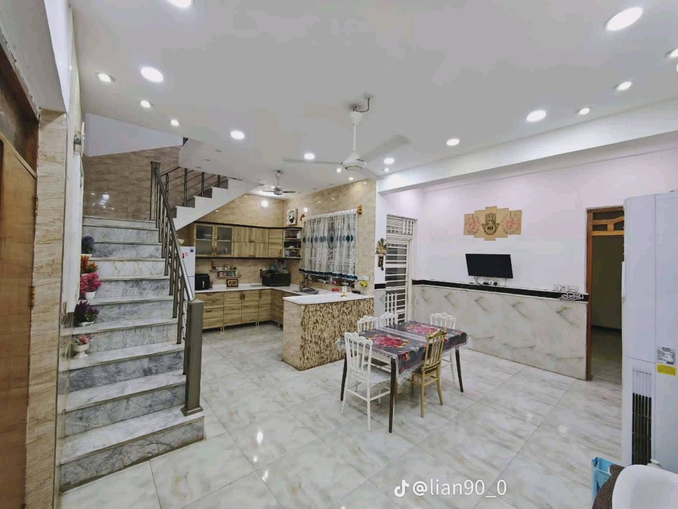 🏠 بيت للبيع - تصميم حديث (بناء 2023) 🏠
فرصة مميزة لامتلاك منزل أحلامك في قلب العمارة، بمواصفات عصرية وبناء درجة أولى.
📍 الموقع: منطقة القطاع - شارع نعمة الريفي (قرب روضة الرياحين).
📐 المساحة: 225 متر مربع.
📏 الأبعاد: الواجهة 9 متر × النزال 25 متر.
📜 السند: طابو صرف (ملك صرف).
✅ تفاصيل الطابق الأول:
الخارج: كراج واسع وحديقة بمساحة (9×9) متر.
الاستقبال: غرفتين للضيوف بتصميم مريح.
صالة مفتوحة بنظام "مودرن" على المطبخ.
يتوفر مطبخ "حار" إضافي + مجموعات صحية.
الجناح الخاص: غرفة نوم كبيرة (4×7) بنظام (سويت) داخلها حمام + مخزن خاص.
✅ تفاصيل الطابق الثاني:
غرفتين نوم إضافية.
صالة معيشة.
سطح كبير واسع.
🏗️ ملاحظة: البناء كونكريت بالكامل وأُنجز في عام 2023 (جاهز للسكن الفوري  
سعر بيت  500 بي مجال  قليل