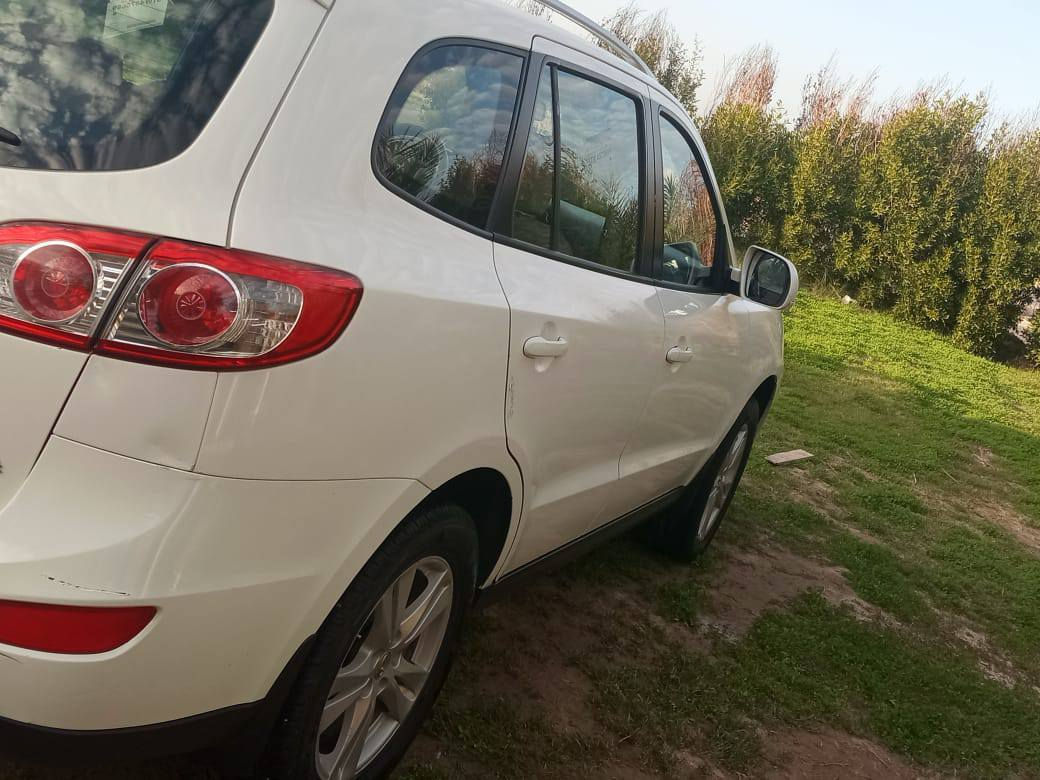 السلام عليكم من رخصت لادمن المحترم سنتافيه للبيع 2012 مكينه 6 سلندر 7 راكب 3 قطع تبريد فور ويل مري شفط كفاله عامه شرط الفحص تخم تاير مال جناي وباقي الموصفات الموجوده بلسنتافيه السعر 170 وبيه مجال حق الجيه رقم الهاتف *********** مكاني بغداد شعب
