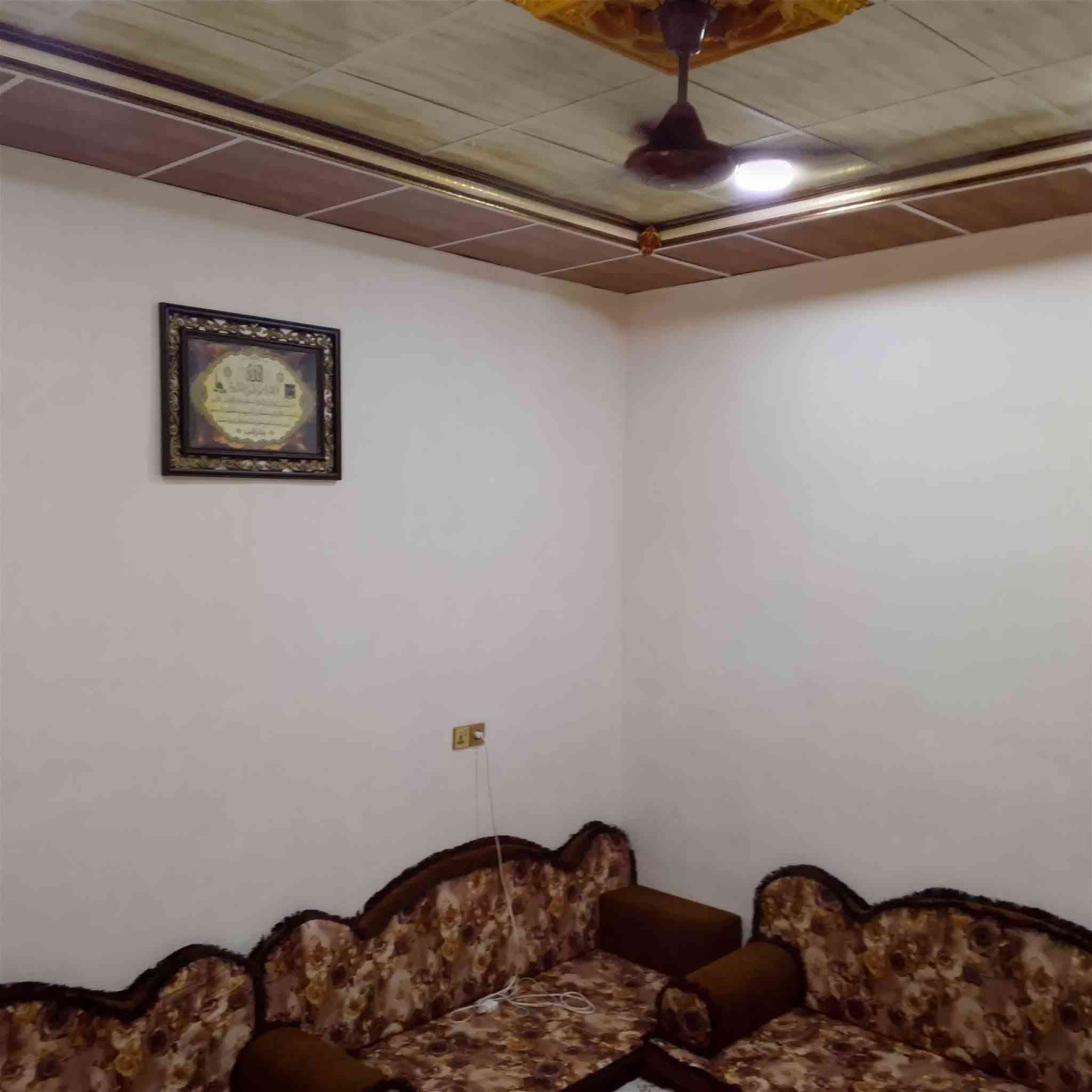 السلام عليكم بيت للبيع طابقين المساحه 150متر فول بناء حديث فول سيراميك فول سقف ثانوي فول البيض اربعه غرف نوم البيت جاهز خدمات كهرباء وماي قرب الشارع سايدين كوباني السعر75 بيها مجال للطيبين 
***********///***********
