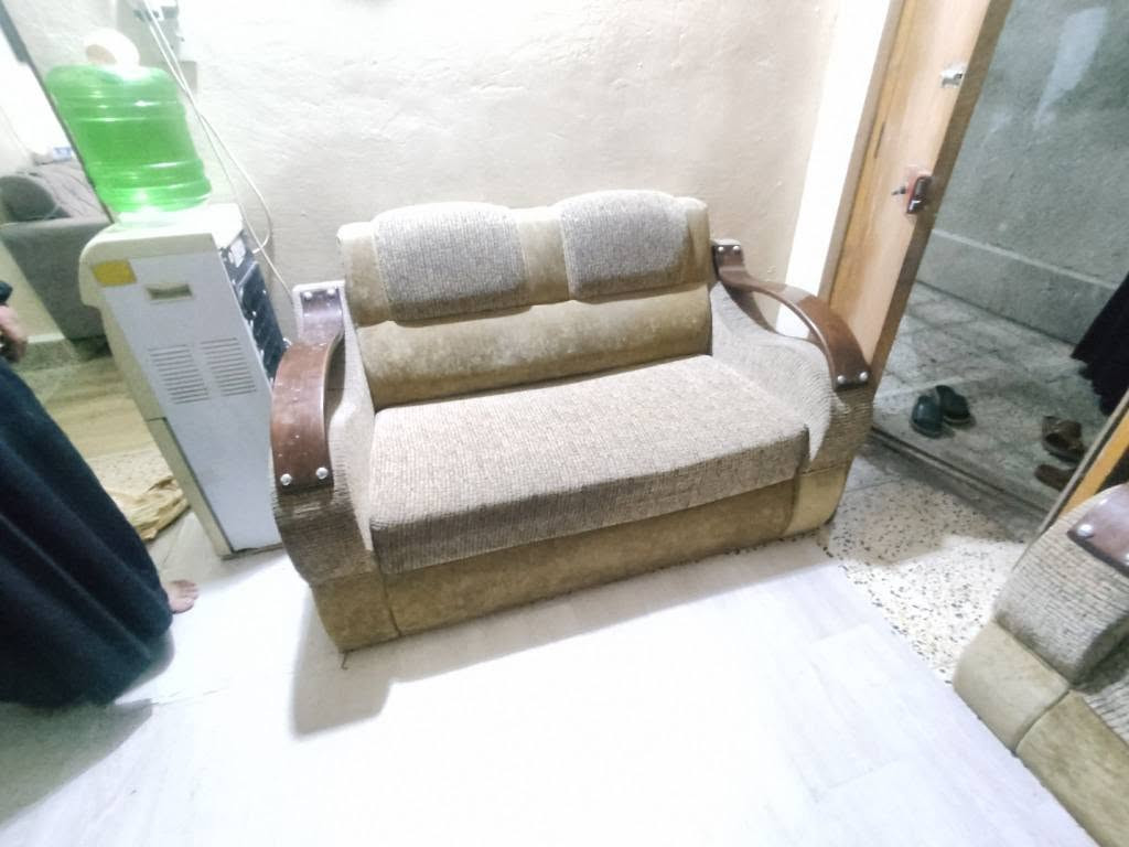 السلام عليكم طخم البيع نضيف ما بي اي ضرر   تركي ما مكسور ولا بي اي شي  5 قطع مستعجل على البيع سعرة 130 وبي مجال الشراي يتصل على رقم *********** عمارة, ميسان
