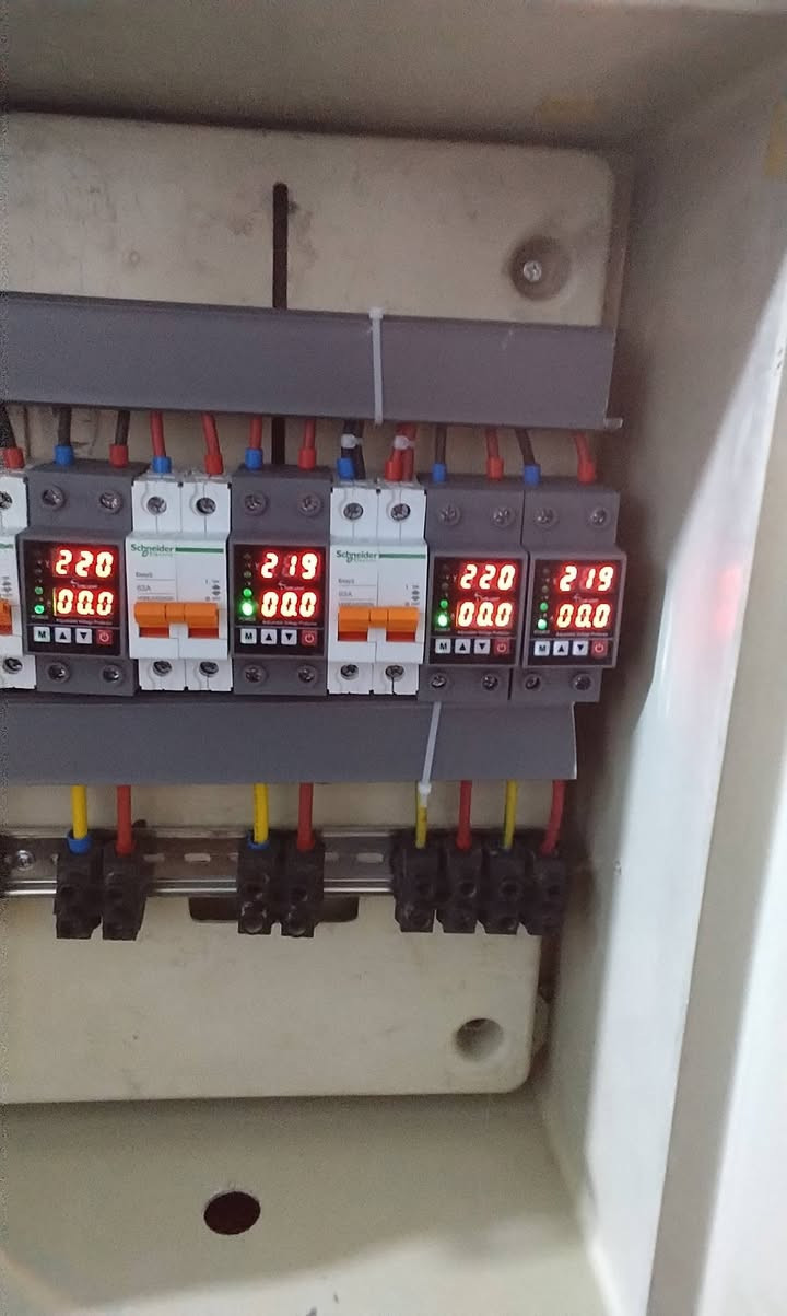 تم بعون الله إكمال عمل بورد توزيع أحمال 4 سبالت مع 2 سخانات داخل بورد عداد مستعمل واضافه 4 جوزات الكترونيه مع اضافه جوزه ايرث لكج عدد 2 نوع شانت مستعدون لعمل صيانه دوريه لكافه البوردات واضافه حمايه كامله للبيت والمحلات التجارية والصناعية للاتصال والطلب *********** أو *********** يوجد واتساب صوره ومقاطع
