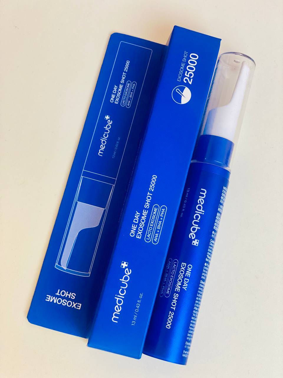 ✨سيروم ميديكيوب ون داي إكسوسوم شوت 25000 (Medicube One Day Exosome Shot 25000) هو أمبولة مركزة للعناية بالمسام مصممة لتحسين ملمس البشرة وتعزيز إشراقها. يستخدم تقنية متقدمة مستوحاة من المايكرونيدلينغ لتعزيز امتصاص المكونات النشطة بعمق في الجلد. 

✅الميزات والفوائد الرئيسية:-
تقنية الإكسوسوم المغلفة بالإبر الدقيقة (Spicule): يحتوي السيروم على 25000 جزء في المليون من الإكسوسومات (Lacto Exosome) التي تعمل كإبر مجهرية لإنشاء قنوات دقيقة في البشرة، مما يزيد من امتصاص المكونات الفعالة بنسبة تصل إلى 262%.

✔️ يساعد بشكل واضح وملحوظ على تقليل مظهر المسام الواسعة وتنظيفها بعمق.
✔️ يعمل على تنعيم البشرة وإزالة خلايا الجلد الميتة بفضل مزيج من أحماض التقشير اللطيفة (AHA + BHA + PHA).
✔️ يعزز مرونة الجلد ويساعد في ترميم حاجز الحماية الطبيعي للبشرة.
✔️ يمنح البشرة نضارة وصفاءً ويساعد في توحيد لونها بفضل مكونات مثل النياسيناميد. 
كيفية الاستخدام
✔️ يوصى باستخدامه كعلاج مكثف مرة واحدة أسبوعياً، ويفضل أن يكون ذلك في المساء.
⭕ملاحظة: قد يشعر المستخدم بوخز خفيف أو إحساس بالحرارة، وهو أمر طبيعي ويدل على أن المنتج يعمل بفعالية.
#الاصلي المنشأ كوريا 🇰🇷💯
للحجز والاستفسار راسلو على الواتساب *********** https://whatsapp.com/channel/0029Vb6CNF2EquiRAycW0j1i او على الماسنجر 
🚘يوجد خدمة توصيل لجميع محافظات العراق 🇮🇶
