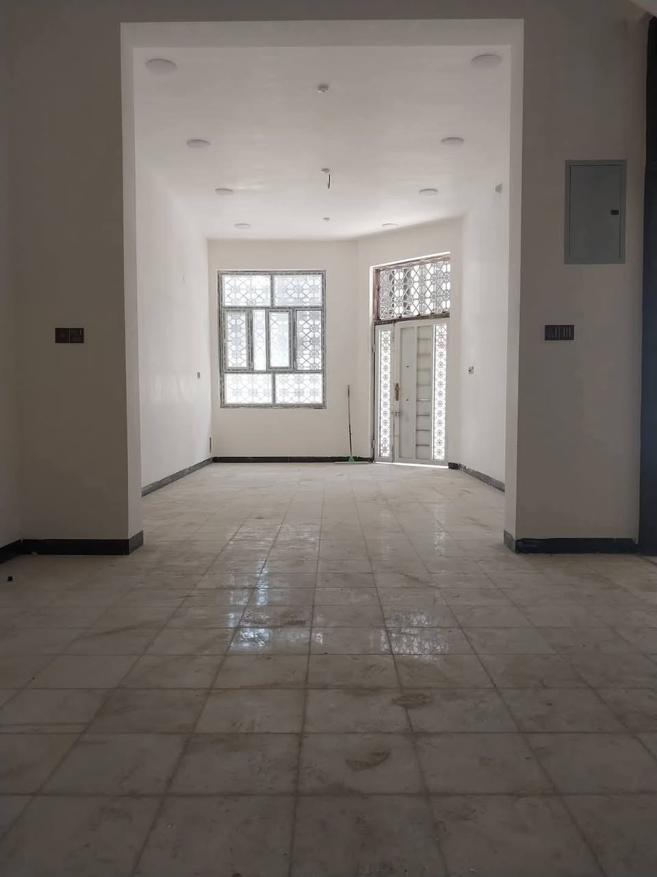 دار للايجار حي الصحه طابو زراعي بناء حديث
المساحه ١٥٠متر الواجهه ٧ونص 
خلف المدينه المائيه 
قرب صالون بغداد 
يحتوي على ٤غرف نوم وصاله وكلدور ومطبخ ومجمع صحيات عدد ٢ للاستفسار ***********سيد علي
مكتب الوسيط
