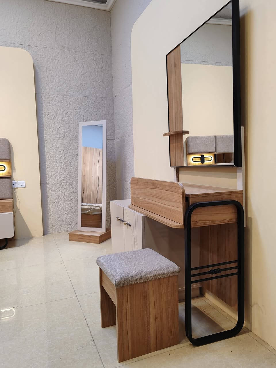 اهلاً وسهلاً بكم زبائننا ✨
تقدم لكم مجموعه الزيادي للااثاث التركي

* تم وصول غرفة نوم اتل ابواب 10 قطع *

⚜️معمل اصلي درجة اولى
⚜️نفس الصورة بالضبط
⚜️برغي وجوي حديد
⚜️سرير جك خزان 
⚜️انارة ذاتية 
⚜️مراة الميز تواليت تعليك
⚜️ارجل هيكل حديد
⚜️تقاطيع مميزة 
⚜️نرمايد هيدروليك 
⚜️سكك ثلاث مراحل 
⚜️نقوش  درجة اولى 
⚜️متوفرة بلون جوزي 
⚜️قياس الكنتور مع الملحق 330سم
⚜️سرير 180 * 200 

⚠️ ملاحظة: البيع بالنقد فقط 🚫

📲 راسلنا الأن وأحصل على كافة التفاصيل - او شرفنا بالزيارة 📍 العنوان نجف جامعه وفاء
الاستفسار مراسله الصفحه او تصال📞
***********
