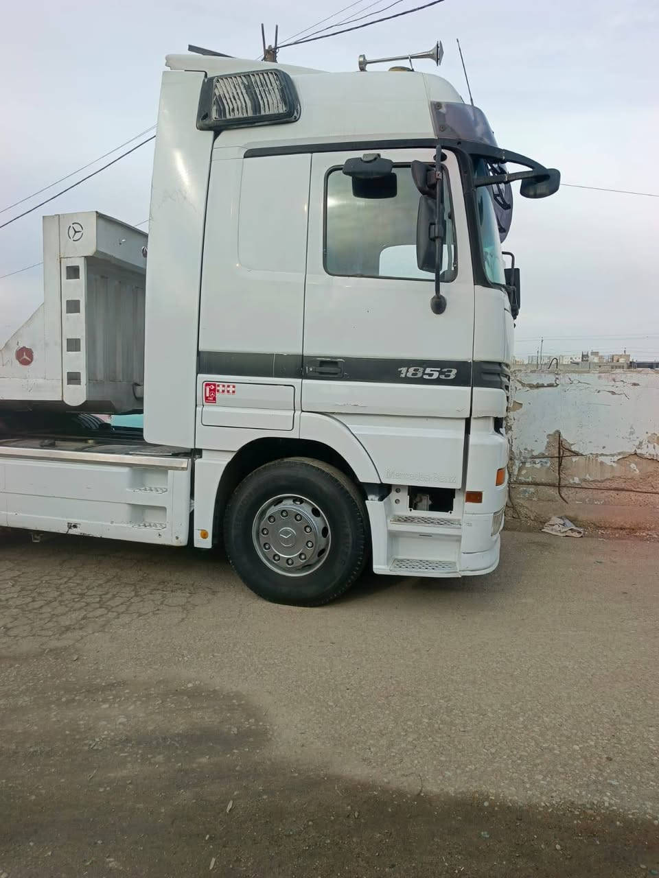 سلام عليكم اكتروز البيع راس وعربانه حجم 1853مديل 99 رقم بغداد انكليزي سنويه جديده مرسمه فلات 4 محاور عربانه حداديه شاصي 16 شريط صيني سياره جاهزه الشغل تخم تاير مكفوله كفاله عامه مكان بغداد بسمايه رقم صاحب سياره *********** اخوان اني مكلف بل نشر
