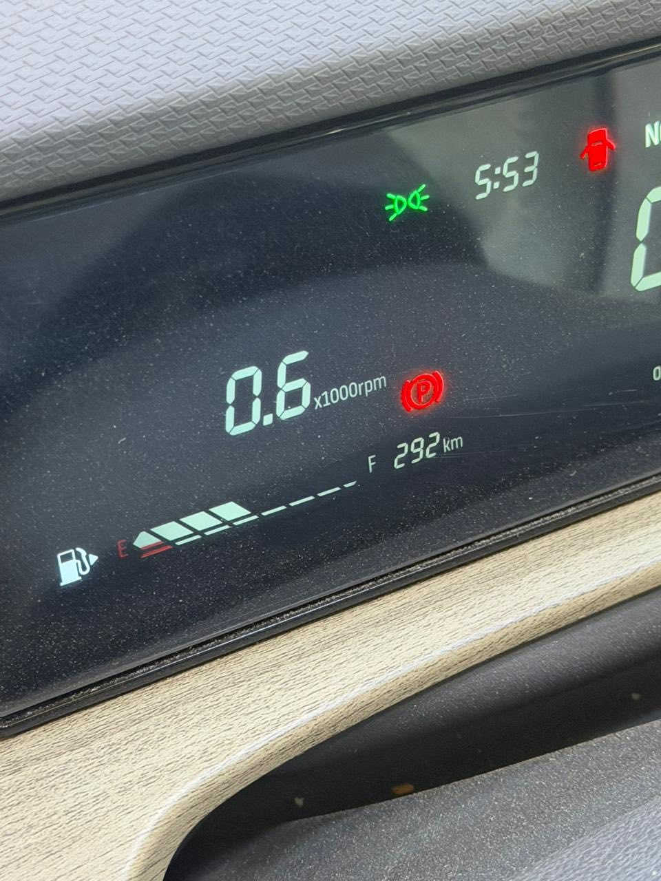 السيارة  جيتور داشينج (للبيــع)
(Jetour Dashing) موديل 2025. 

           (الرقــــم شمالــــي)

 المواصفات الكاملة لهذه 

1. المحرك والأداء
 * سعة المحرك: 1.5 لتر تيربو (4 أسطوانات).
 * القوة: حوالي 156 حصان.
 * عزم الدوران: 230 نيوتن متر.
 * ناقل الحركة: أوتوماتيك 6 سرعات (دبل كلتش DCT).
 * نظام الدفع: دفع أمامي (FWD).
2. التصميم الخارجي
 * الإضاءة: أنوار LED أمامية وخلفية نهارية بتصميم "مستقبلي".
 * المقابض: مقابض أبواب مخفية (تخرج تلقائياً عند الاقتراب).
 * الجنوط: ألمنيوم مقاس 18 أو 19 إنش (حسب الفئة الدقيقة).
 * السقف: سقف بانورامي واسع يعطي إضاءة طبيعية للمقصورة.
3. المقصورة والتقنيات الداخلية
 * الشاشة: شاشة وسطية ضخمة مقاس 12.8 إنش تعمل باللمس (تشبه أسلوب سيارات تسلا).
 * العدادات: لوحة عدادات رقمية بالكامل خلف المقود.
 * المقاعد: جلد فاخر مع تحكم كهربائي لمقعد السائق.
 * النظام الصوتي: نظام صوتي عالي الجودة مع بلوتوث ومنافذ USB.
 * التكييف: تكييف إلكتروني مع فتحات تهوية خلفية.
4. أنظمة السلامة والأمان
 * الوسائد الهوائية: وسائد أمامية وجانبية لحماية الركاب.
 * الكاميرات: كاميرا خلفية (وفي بعض الفئات كاميرا 360 درجة).
 * المستشعرات: حساسات خلفية للمساعدة في الركن.
 * أنظمة الفرامل:
   * نظام منع انغلاق المكابح (ABS).
   * توزيع قوة الفرامل إلكترونياً (EBD).
   * نظام التحكم في الجر والثبات الإلكتروني (ESP).
 * ميزات إضافية: مثبت سرعة، نظام مراقبة ضغط الإطارات، ونظام المساعدة في صعود ونزول المرتفعات.

 السعر:  19,540 دولار
يعني 195 ورقة ونصف

للتواصل هاتف او واتساب / ***********
