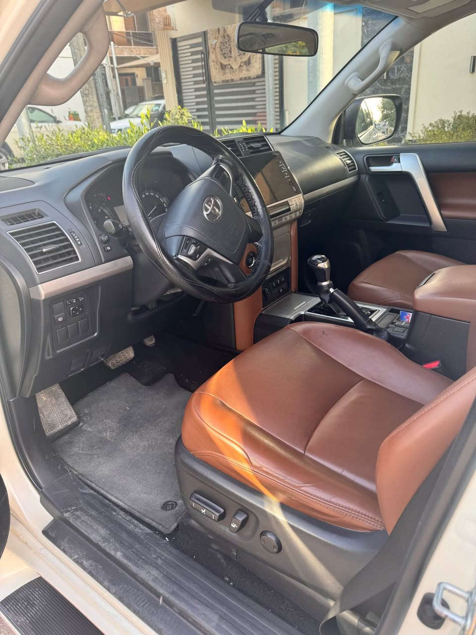 السلام عليكم 
برادو 2022 سبعينيه رقم اربيل 
ماشيه 72 الف 
فول مواصفات 
داخل ماروني
بيها ربع الجاملغ بارد وشخط شبر موضح بالسونار 
رايدها ب430 وبيها مجال شي قليل 
الرقم مو وياها وياها رقم عادي
مكانها بغداد الوزيريه

وهذا رقمي *********** بغداد, العراق
