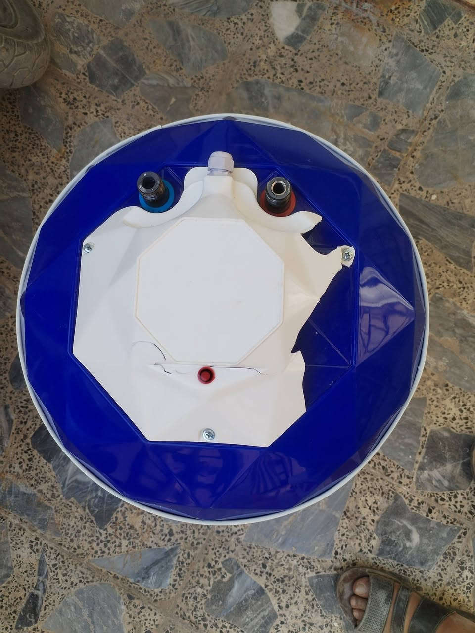 كيزر جديد الاصلي غير مستعمل للبيع شويه الكفر بي كسر غير مؤثر حجم 40 لتر الي يرده يتصل  ***********  وتساب
