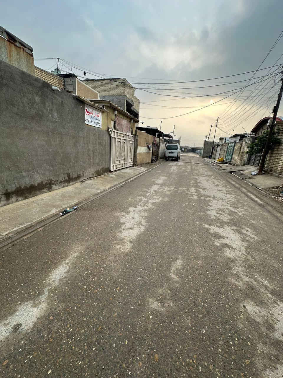 سلام عليكم بيت مساحة 200 متر البيت يحتوي عاستقبال ومطبخ وغرفتين نوم وصاله وخدماتها  العنوان السياحي حي الامير قرب محطه الجواهري المنطقه كامل خدمات ***********
