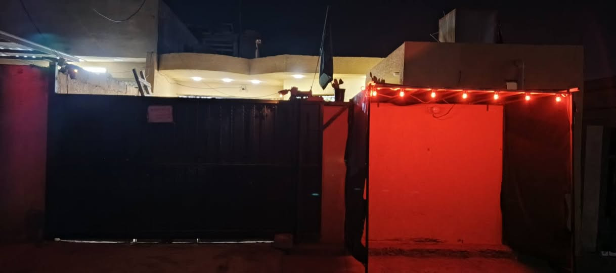 دار للبيع مساحته 300متر بي حمام خارجي حديث واستقبال بنيان حديث ومطبخ وصالة وغرفتين نوم وحمام داخلي وترك للاستفسار على هذا الرقم ***********65
