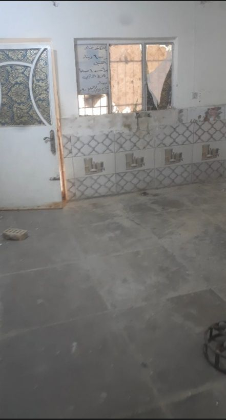 السلام عليكم . لتعذر البيع سابقا . بيت 200 متر يباع كاع لسوء أوضاعه حاليا بسبب تركه مدة طويلة والمجاري ايضا للإستفسار ***********
