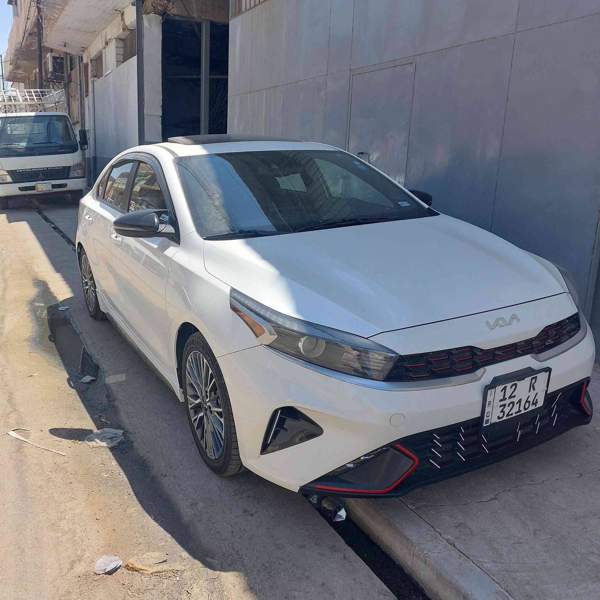 السلام عليكم 
كيا فورتي جي تي لاين للبيع السياره فول  مواصفات ١/١  
محرك  شرط٢٠ دوش وكير سيفيتي. ماشيه ٤١ 
السياره كود واحد الضرار بل بابين ومصلح ما مبدل بيها اي شي والصور الضرار موجوده مع السونر 
مكان السيارة موصل 
السعر ١٦٥ 
***********
