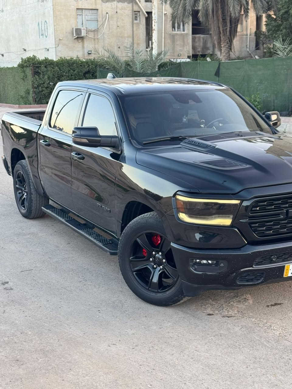 دوج رام موديل 2022 💯
لون اسود 🔞
فئه ( GT) سبورت 🚀🚀🚀
بدون حادث ❌❌❌
بدون فتح بدون ايرباك ❌❌❌ 

 ملاحظه ( جتي من امريكا طلع بيها كلير باب خلفي عكس السايق والجاملغ خلفي ) 
ماشيه 80 

مواصفات فول عدا البنوراما 
1- محرك 8 سلندر ( 5700) ايتورك
2-باب طويل بدي قصير ( المرغوب ) 
3- كير طرح مال TRX
4-شيفتات ستيرن 
5- كار بلي بلوتوث
6-سماعات الباين 
7- لايت زينون بلادي ثلاث عدسات 
8- اشاير بلمري 
9- مري قلاب 
10-الابروجكترات دواره
11-دوسات بلاديه 
12-كشنات  جلد كهرباء  تدفئه تبريد 
13- كشنات حظن (GT)
14- ستيرن تدفئه 
15- بريك بانزين كهرباء 
16- تحكم ستيرن  
17-سايد بريك كهرباء ( بصمه ) 
18-رادار
19- نظام تنبيه ملئ الاطارات ( هورن ودبل اشاره ) 
20- فور ويل 
21- نظام قفل الاكسل 
22-كروس صعود ونزول 
23-حساسات اماميه 
24-حساسات خلفيه 
25-تحديد مسار 
26-اوتو بريك 
27-شاشا تيسلا الجبيره مال TRX
28- دوسات بلاديه 

بعد بيها هوايا مواصفات 
تخم تاير جديد نكسن 
مكفوله صدر وكير ومحرك 
سنويه مضلله 80‎%‎
السعر  ٣٣٤ 
رقم شمالي
***********
