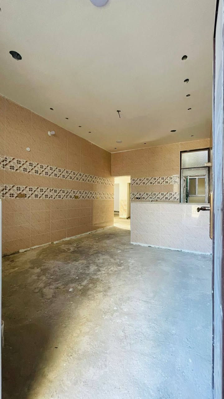 بيت للايجار حي الحسين الثاني يتكون من غرفتين وهول وكلدور وصاله ومطبخ حار وبارد ومناور اثنين مساحه البيت 200م قيمه الاجار 325 وبيها مجال البيت غير مسكون سابقا ***********
