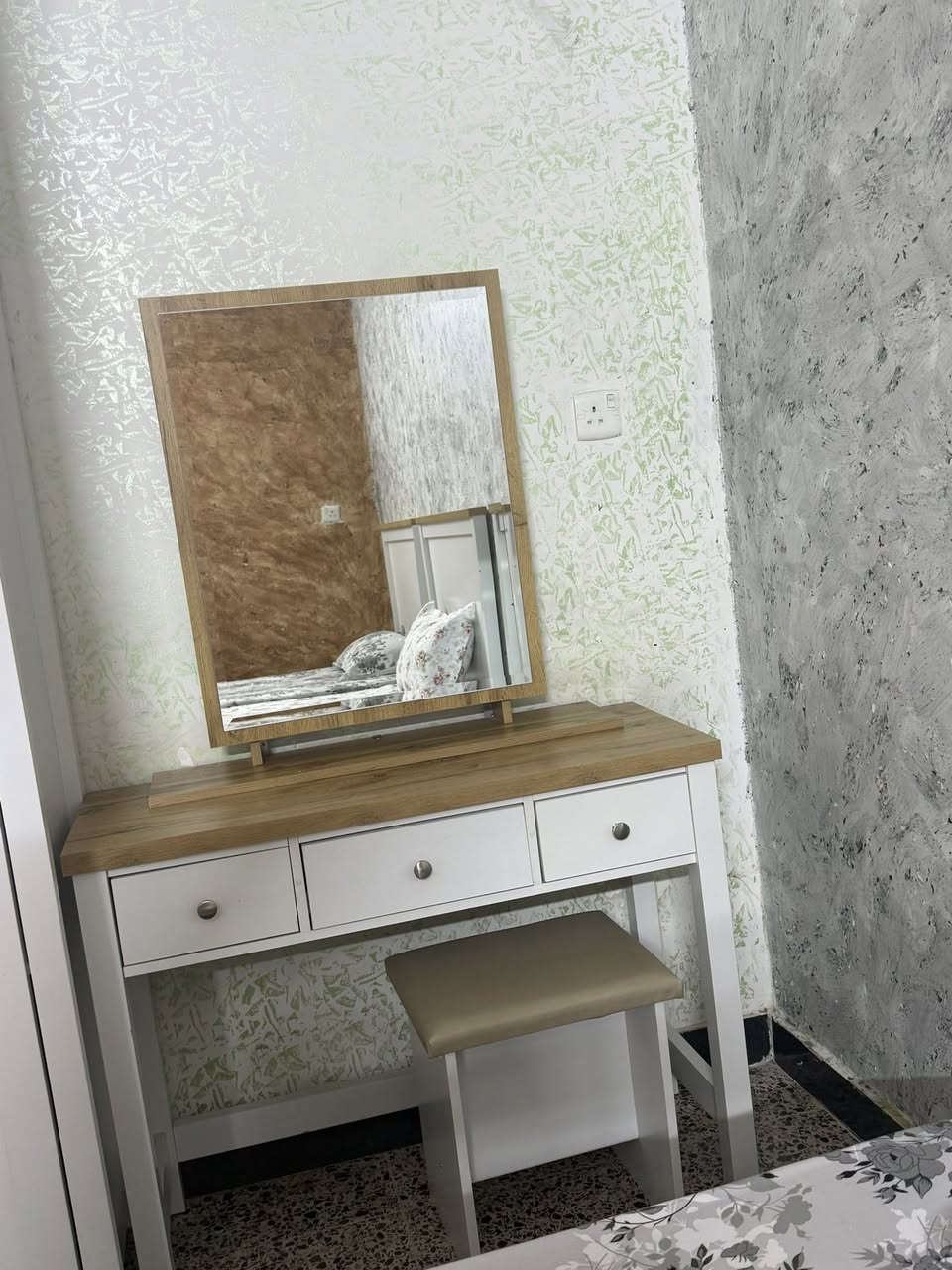 سلام عليكم غرفه جديدة قليلة الستخدام غرفه متروكه أخت جديده 7 قطع غرفه كلش جديده رايده 600 الف وبيه مجال استفسار اكثر *********** سكن بغداد شارع فلسطين
