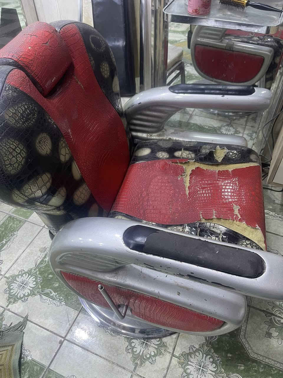 السلام عليكم كراسي حلاقه مستعملات معا جهاز بخار  لاستفسار اتصل *********** موقع كربلاء الجمعيه
