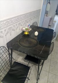 ميز طعام جديد السعر 80الف العنوان بغداد الرقم 07835085089